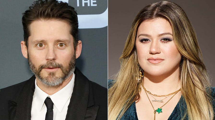 Kelly Clarkson warns fans not to throw anything on stage