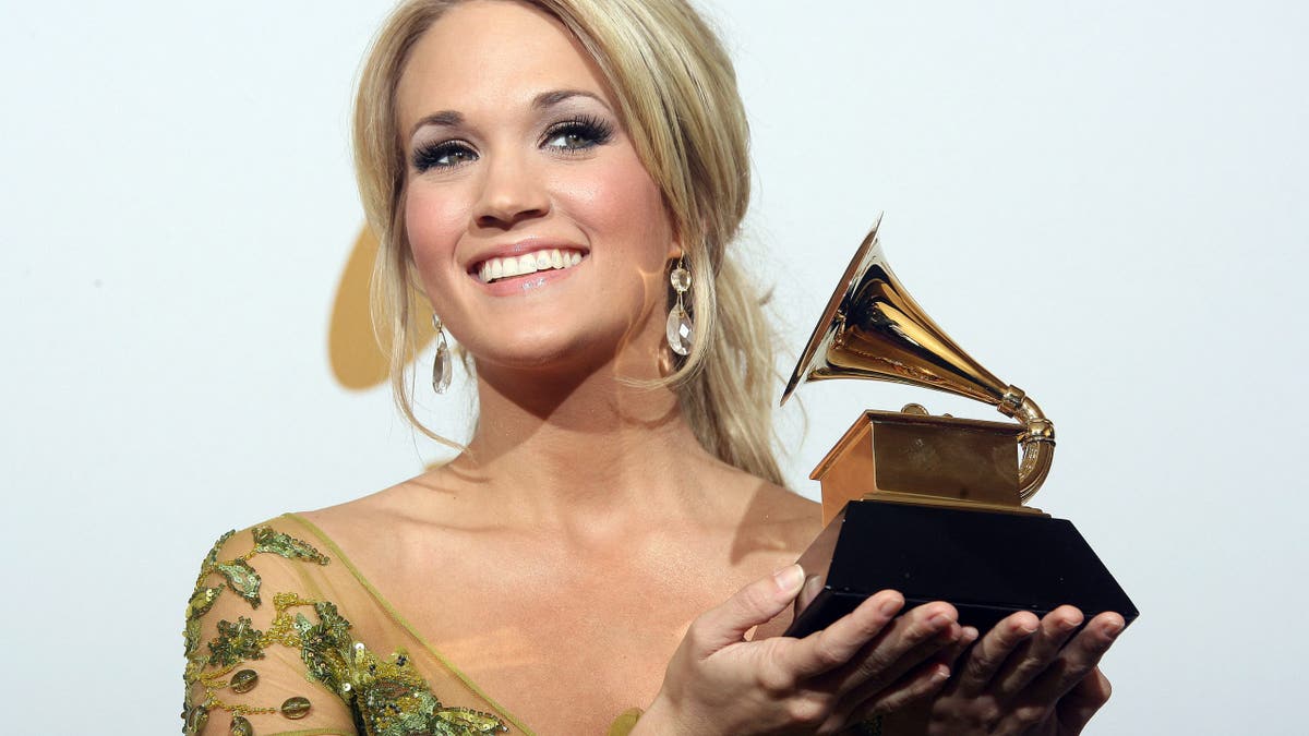 Carrie Underwood holding a Grammy 2009